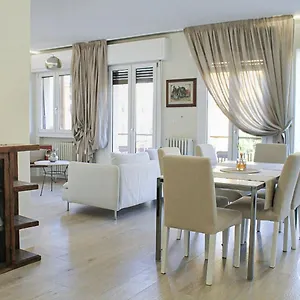 Elegante E Panoramico Apartment